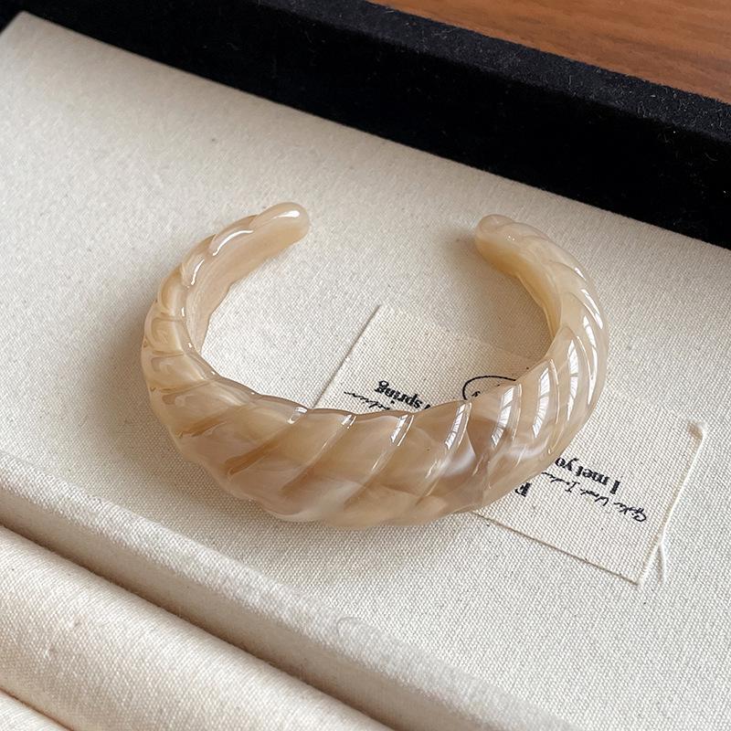 Acrylic Irregular Open-Thread Bracelet - Elegant, Versatile, High-End Ornament for Women