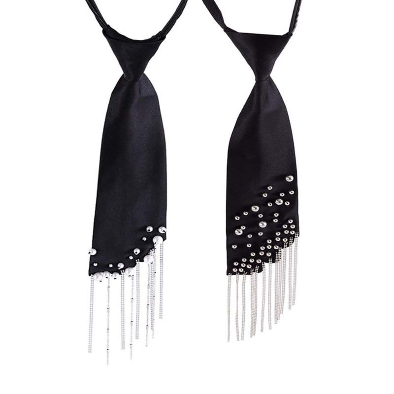 Cravatta con frange, perle e strass, design Meier Heavy Industry, raso nero