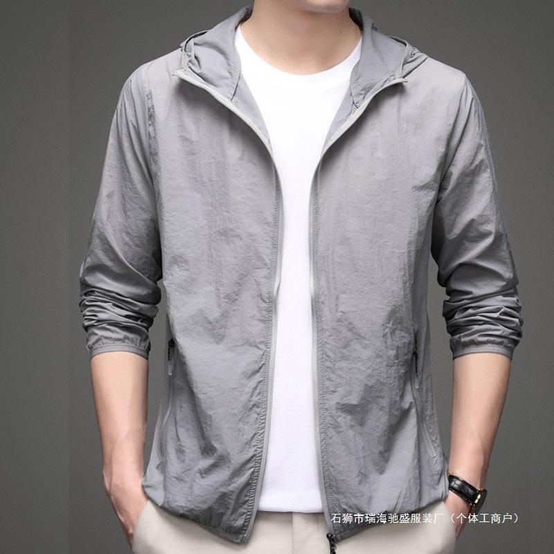 

Men s Lightweight Hooded Windbreaker, Full Zip Casual Jacket with Zipper Pockets, Breathable Outdoor & Streetwear Outerwear for Spring & Summer M сірий