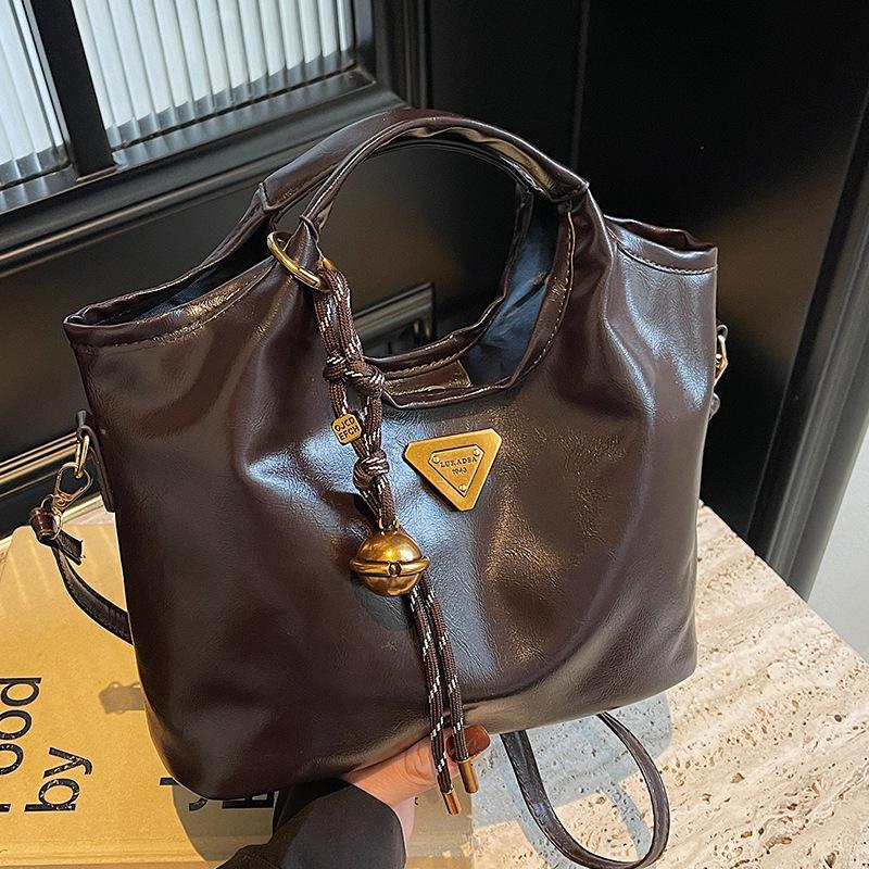 Retro Style Handbag for Women In Winter New High End and Versatile Niche Design One Shoulder Crossbody Bag