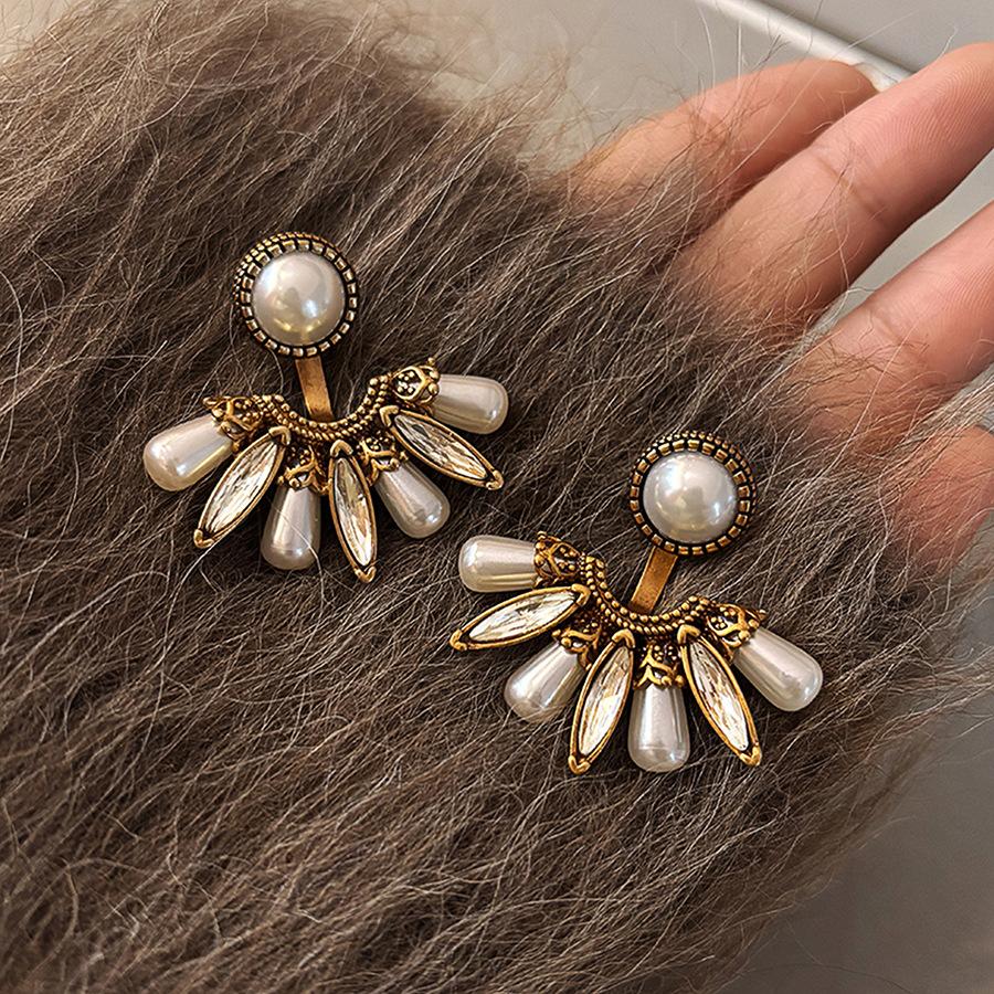 Retro diamond fan pearl stud earrings medieval vintage temperament earrings light luxury earrings women
