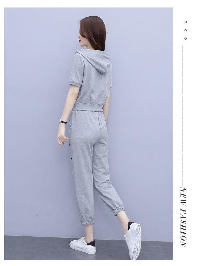 Trendiges kurzes sportlich-lässiges Sommer-Set mit Kapuze, schlankmachendes zweiteiliges Übergrößen-Set, altersreduzierende Kollektion 2025