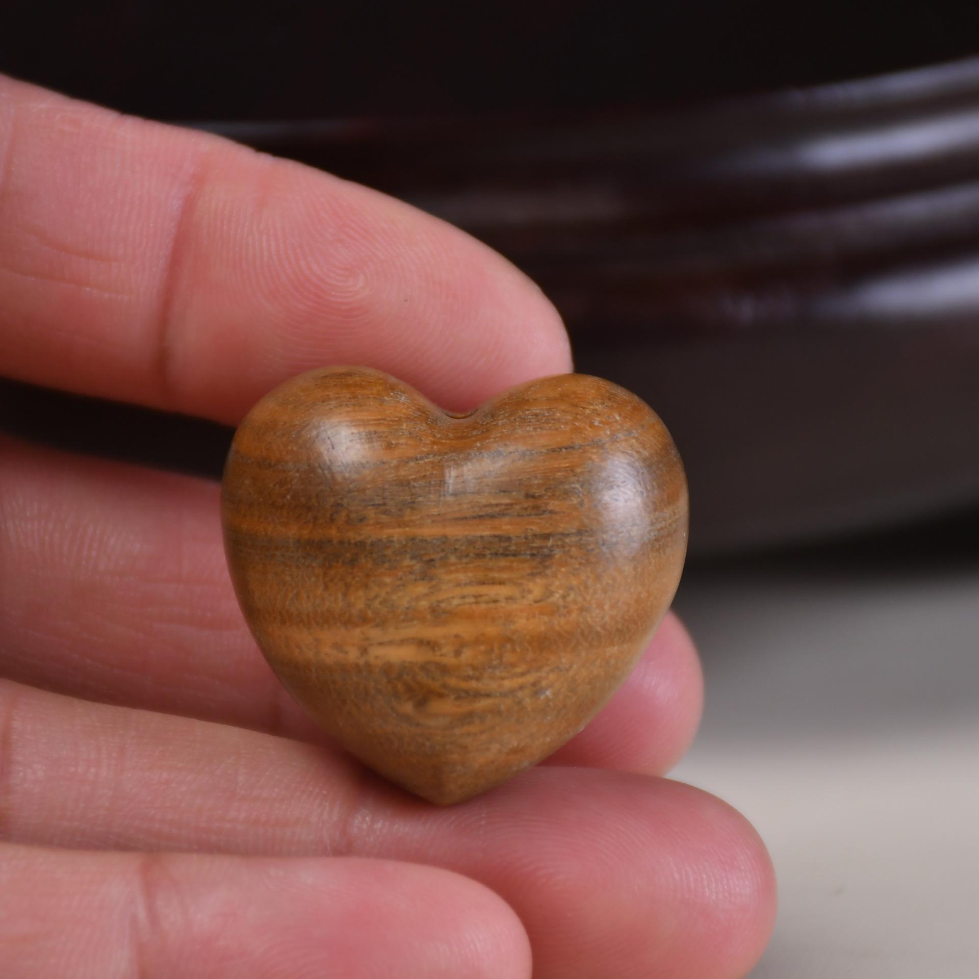 

Орнамент із різьбленням із палісандра та зеленого сандалового дерева у формі серця