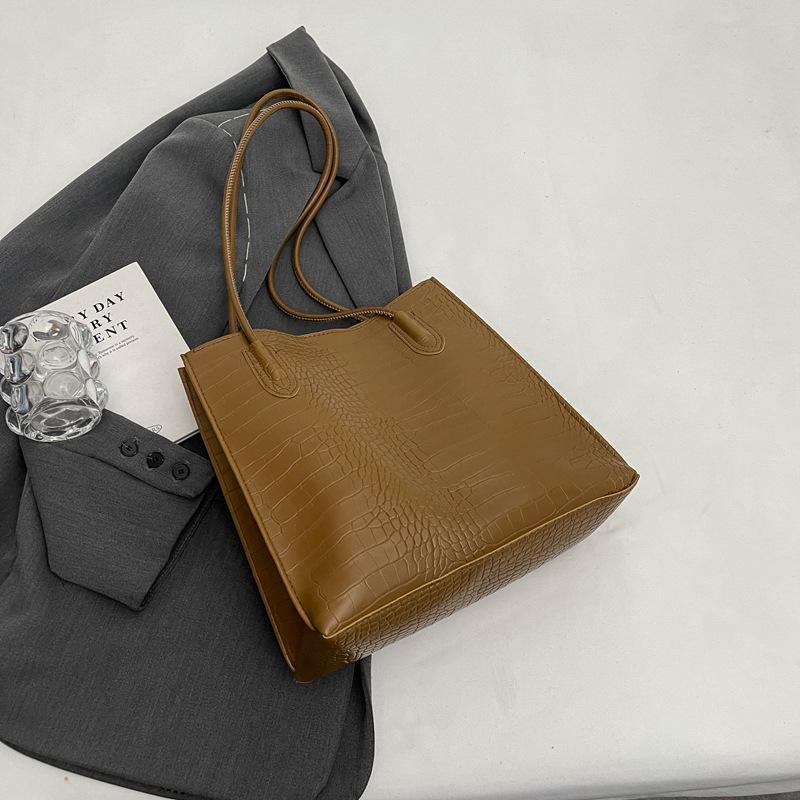 

Популярна цього року жіноча сумка зима 2024 новий іноземний стиль персоналізована сумка через плече ретро сумка сумка модна сумочка коричневий