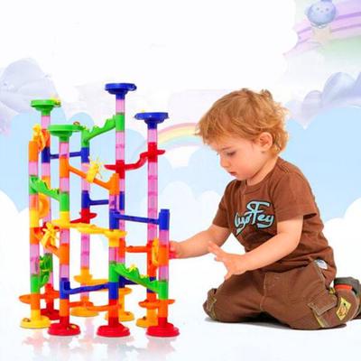 105 stücke Kunststoff Haus Bausteine Spielzeug DIY Labyrinth Kugeln Track Bau Marmor Rennen Run Spielzeug
