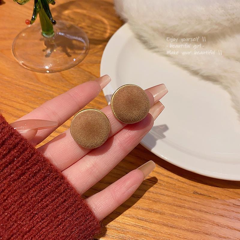 

Женские геометрические флокированные серьги из серебра 925 пробы – модный, универсальный плюшевый дизайн для осени и зимы A1315 кофейный