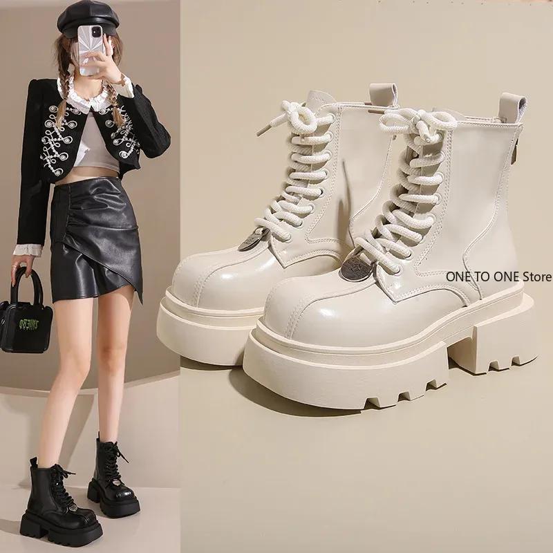 Белые короткие женские ботинки-трубы на толстом каблуке с боковой молнией — фото 4