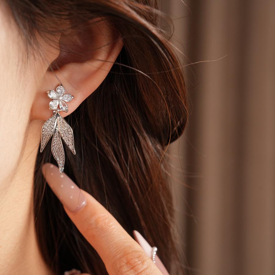 14K Gold-Plated Zircon Flower Tassel Clip-On Earrings: Elegant & Luxurious No-Piercing Jewelry