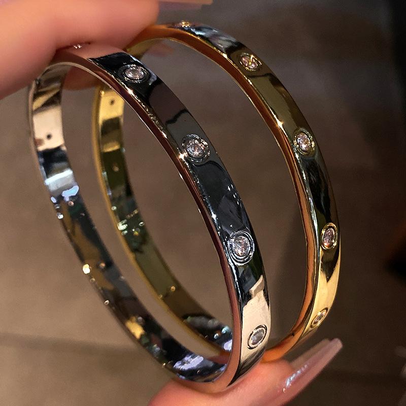 A Niche High-end Copper Micro Inlaid Zircon Bracelet for Female Couples, with a Plain Circle and Shiny Bracelet