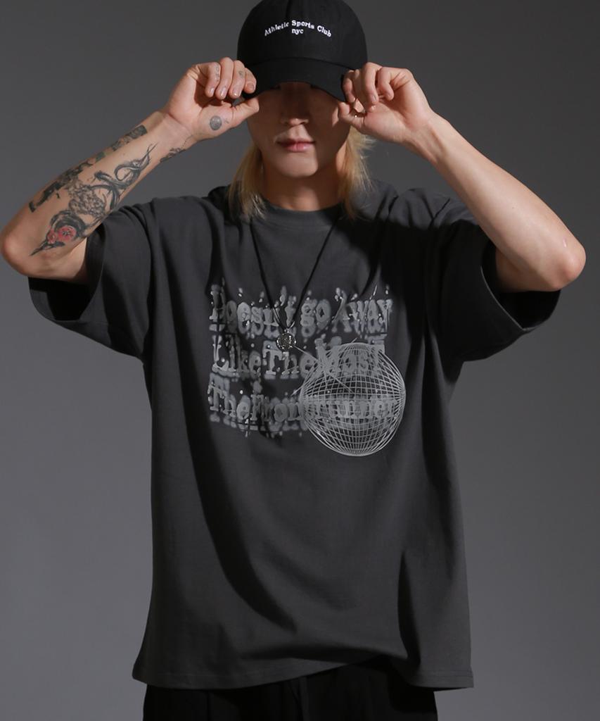 LIKE THE MOST Globe Round Over Short Sleeve T-Shirt_Charcoal