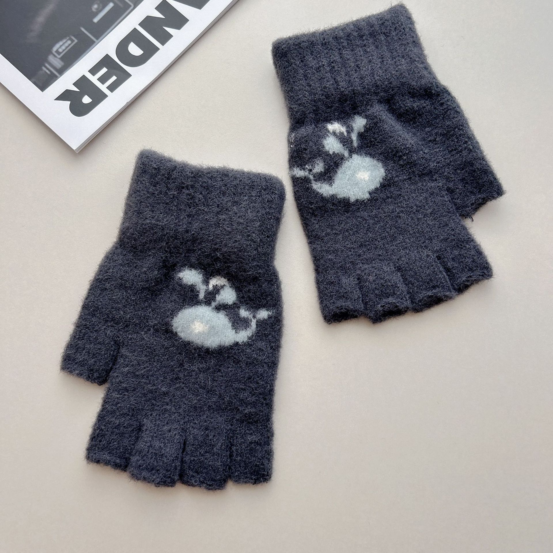 

Зимние теплые утолщенные перчатки без пальцев, японские милые мультяшные с рисунком кита, бархатные, с сенсорным экраном, вязаные шерстяные перчатки one size fits all темно-серого