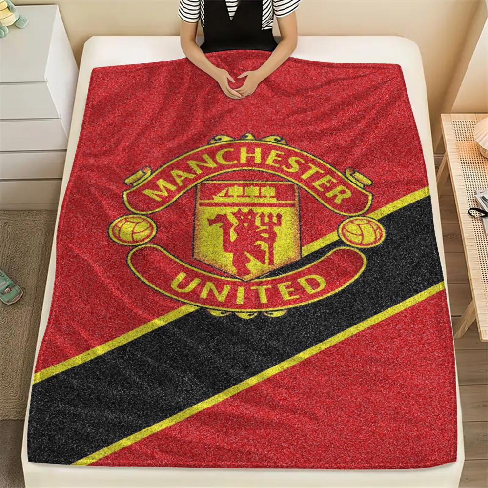 1 szt. Koc Flanelowy z Nadrukiem MANCHESTER UNITED Wysokiej Jakości Ciepły Komfortowy Pokrowiec na Wszystkie Pory Roku Idealny na Prezenty Wystrój Domu