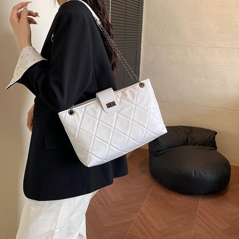 Large Capacity Diamond Chain Bag Women's 2025 New Versatile Shoulder Underarm Bag Niche Fashion Leisure Commuter Bag