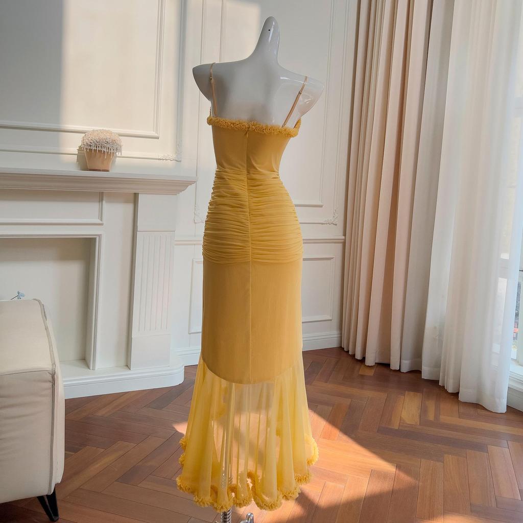 Elegantes Fischgräten-Netzkleid im französischen Stil: Eng anliegendes Abendkleid mit Trägern