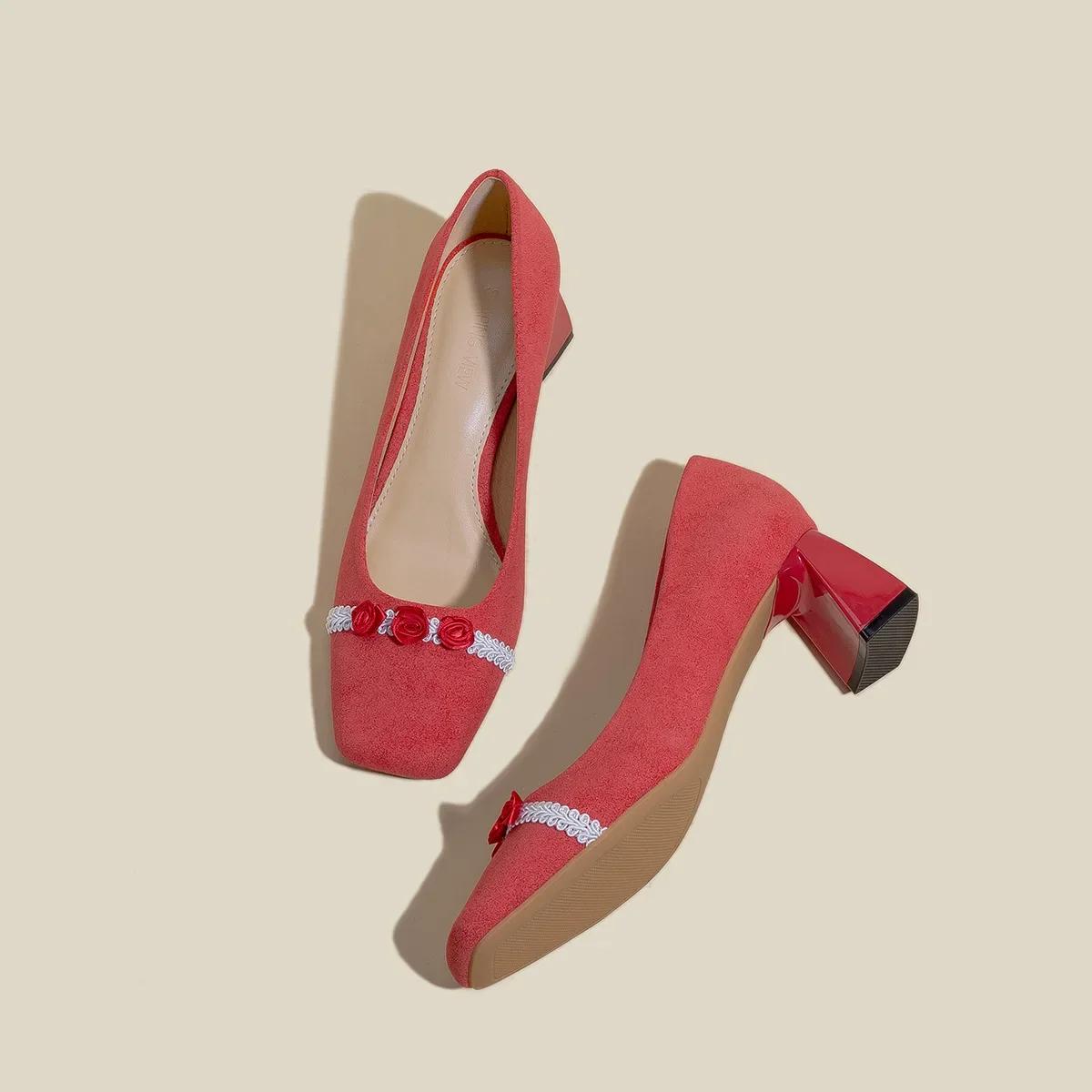

fashion Red Wedding Shoes 2024 New Square Heel Suede Pumps Female Square Toe Shallow Mouth Elegant Flower Women s Loafer 34 красный