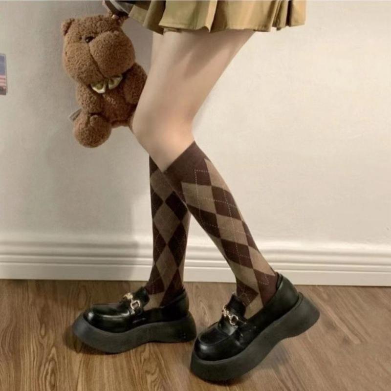 Retro kotní ponožky ve stylu vysoké školy s kosočtvercovým vzorem, mírně stlačené, trendy dlouhé ponožky na podzim a zimu