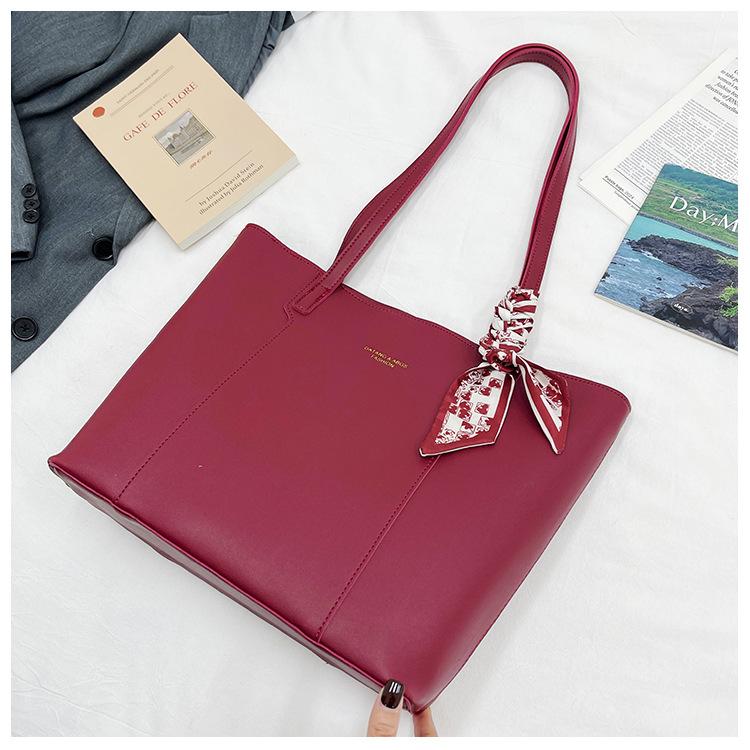 

Сумка большой вместимости женская 2025 новая универсальная портативная на плечо модная текстурная классная сумка-тоут для поездок на работу красный