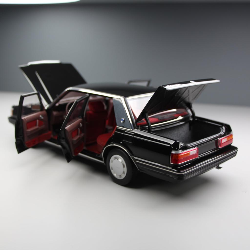 Freestyle XiaoGuang Model Scale Toyota Crown MS122 Black Finished Product 1/18 (Red Interior) 8250612B-1