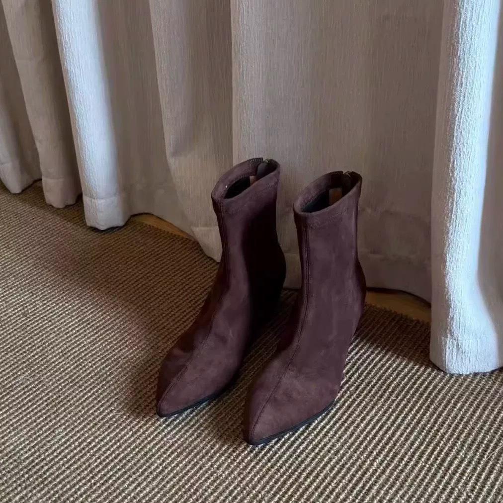 

Версия из овчины~ Темпераментная нишевая замшевая модель с острым носком, внутренней высотой и задней молнией, тонкие ботильоны, женские осенне-зимние ковбойские ботинки 40