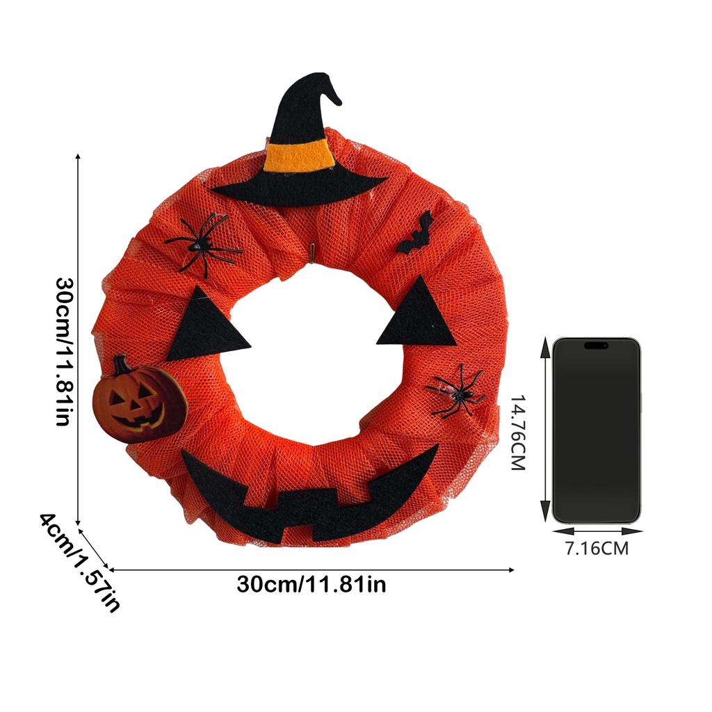 Halloween-Kranz mit Kürbis und Dekoration für festliche Wohnraumdekoration