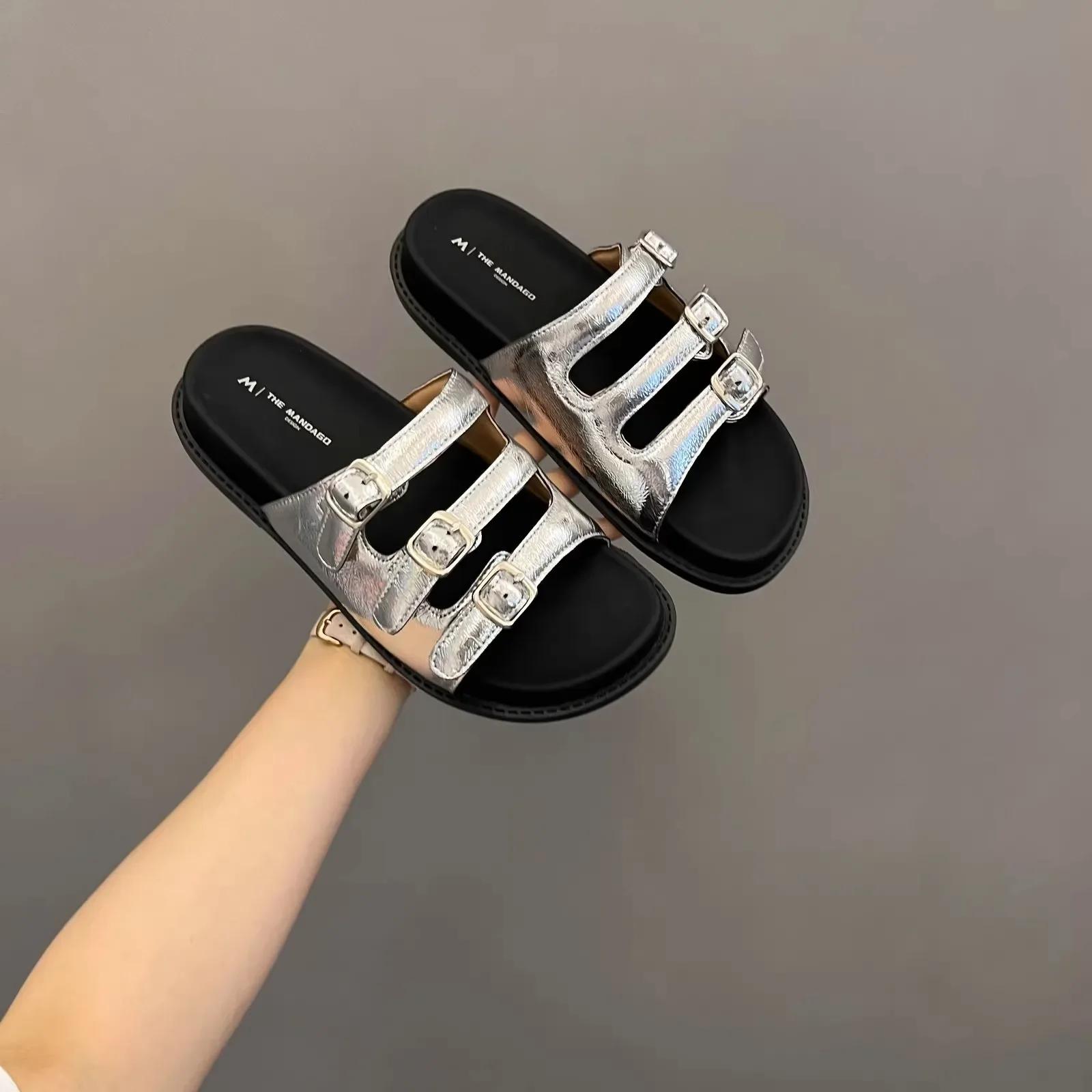 

2024 Летние модные тапочки Новые женские тапочки с пряжкой на ремне Нескользящие универсальные тапочки для улицы и дома Мягкая подошва Повседневные сандалии Корейские 35 серебряный