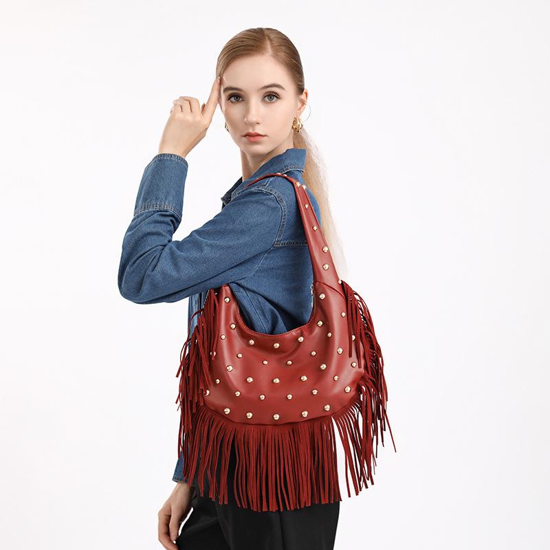 Locomotive Women's Bag European and American Retro Personalized Fringed Bag 2025 New Fashion Trend Women's Simple Shoulder Handbag