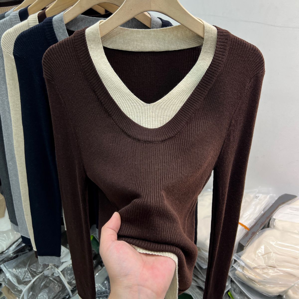 

Женские свитера, пуловеры 2025 Осень-Зима Длинный рукав V-образный вырез Тонкий вязаный свитер Женские топы, пуловер JJ100 One Size кофейный