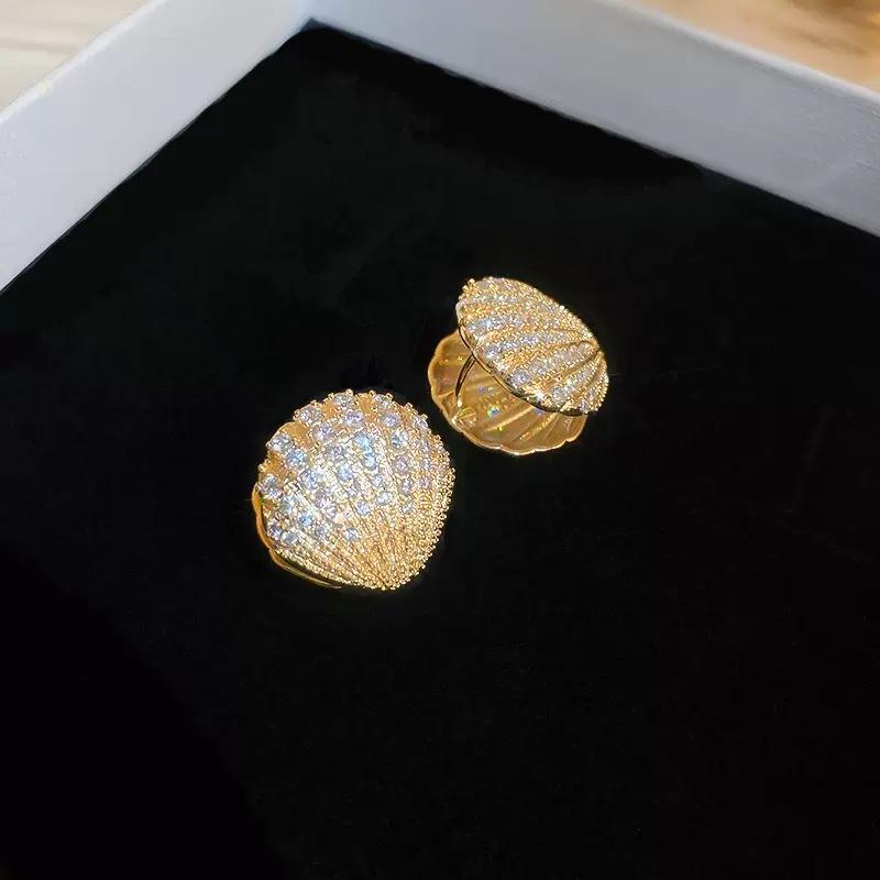 Pearl shell stud earrings women s autumn and winter seaside vacation fashion unique earrings temperament personalized earrings new fashion золотой