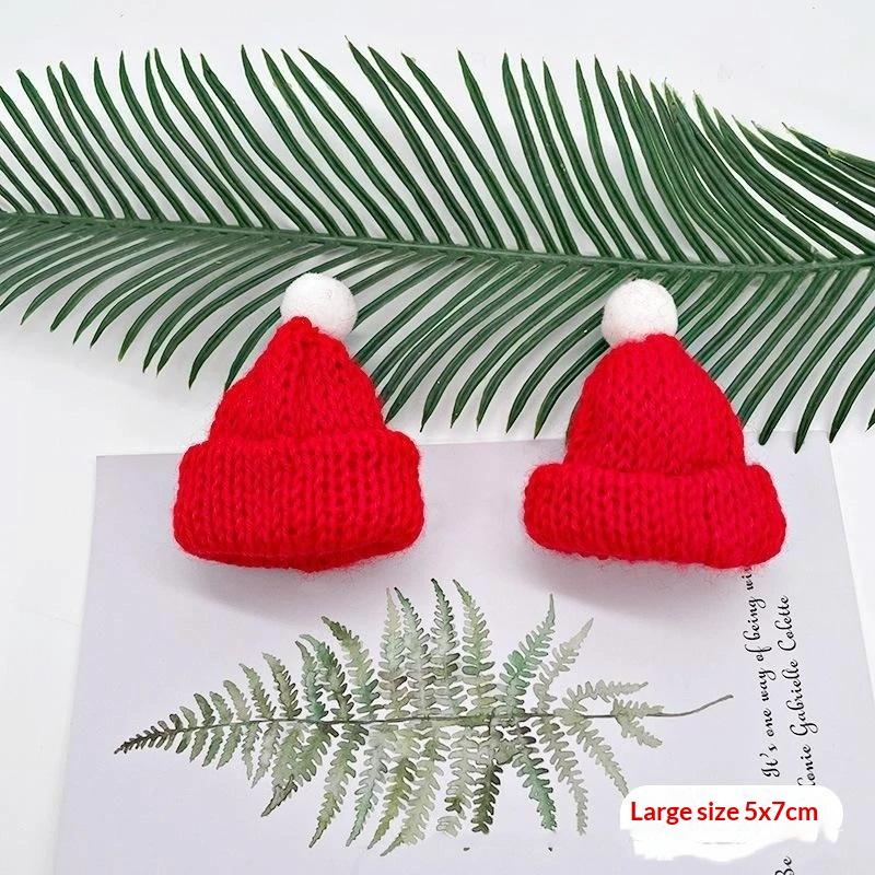 Mini pletené vánoční čepice Santy s měkkými bambulkami v různých barvách pro DIY panenky, vánoční večírky a dekorace