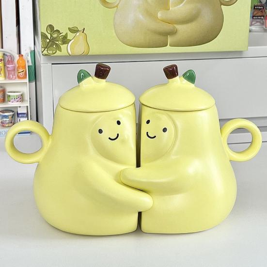 2Pcs Pear Shaped Ceramic Mug with Lid Cute Unique Coffee Tea Cup with Smiling Face 450ml Capacity Couple Hug Mugs Gift for Birthday Home Decor