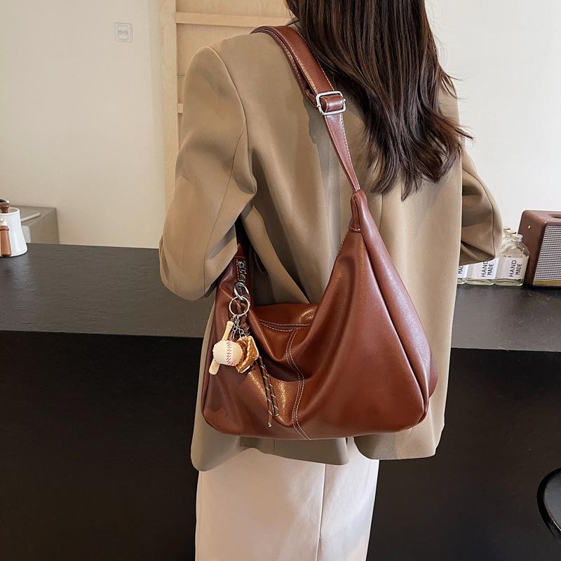 This year, soft leather large-capacity messenger bags are popular, and women's 2025 new fashionable and versatile casual shoulder bags are popular.