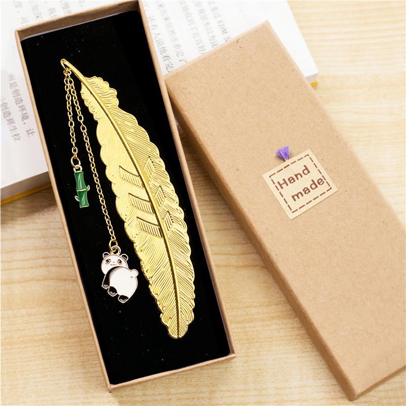 

Подвеска-закладка Golden Feather Panda Duo — милая, креативная канцелярия для студентов.