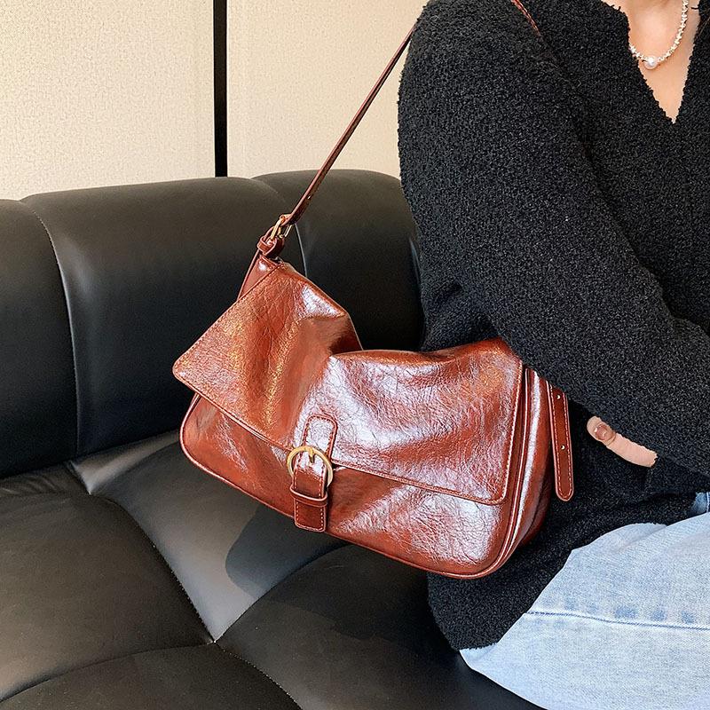 

Commuter baguette bag soft leather shoulder armpit bag women s versatile 2025 new large-capacity retro tote bag кофейный