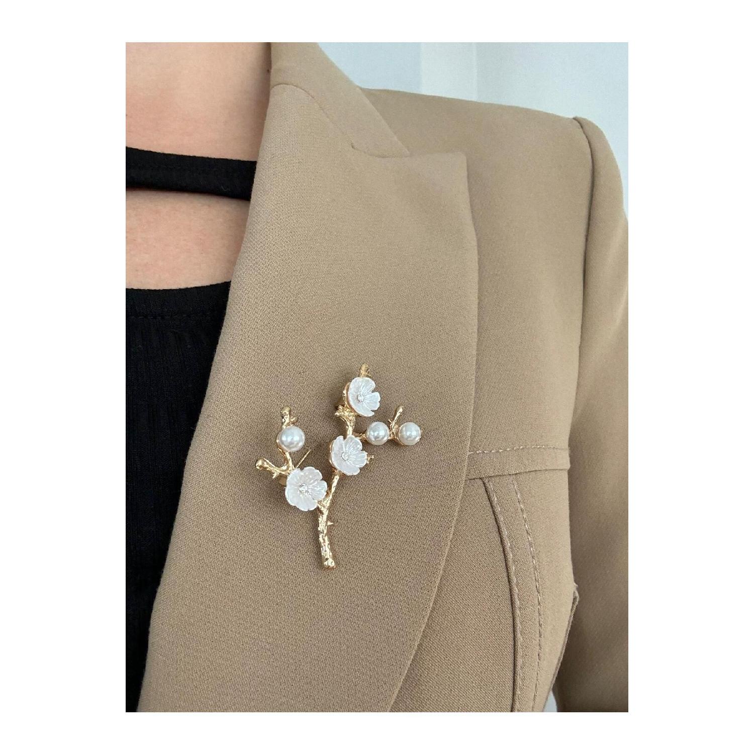 

Брошь в виде жемчужной ветки с белым цветком белый