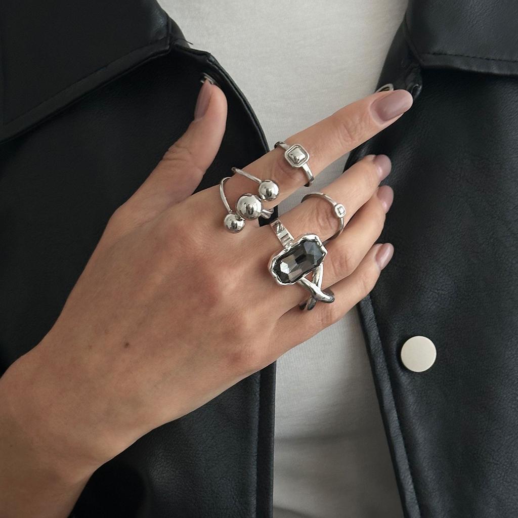Exaggerated Black Love Acrylic Diamond Ring Set, Design Sense Metal Threaded Lip Ring