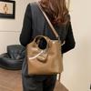 Retro women's portable tote bag women's bag 2025 autumn and winter new commuter shoulder messenger bag mother and child bag