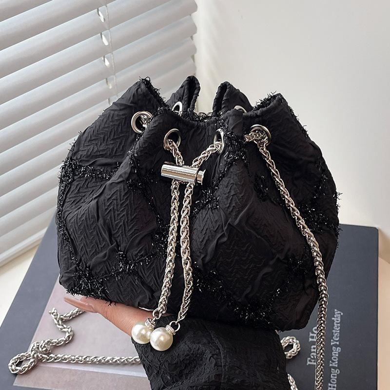 

Pumping bucket small bag women s 2025 new foreign style pleated flower bag fashionable ring chain messenger bag чёрный