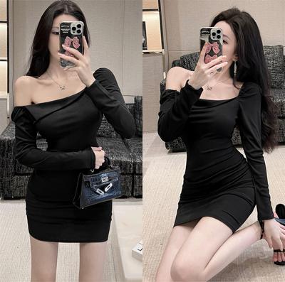 Robe noire à manches longues style Hepburn rétro tempérament col carré femmes début d'automne sexy polyvalente moulante moulante jupe courte