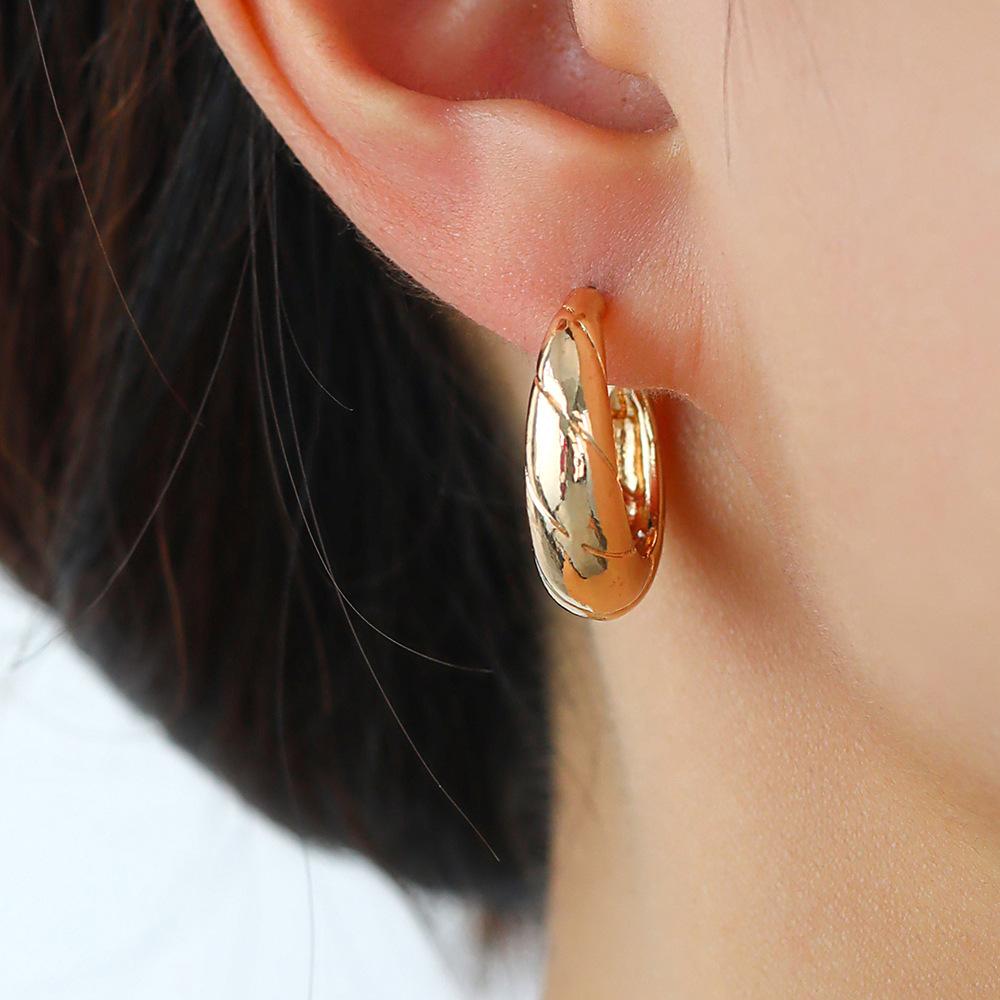 Stylish And Simple Personalized Earrings, Gold Glossy Semi-Round C-Shaped Earrings