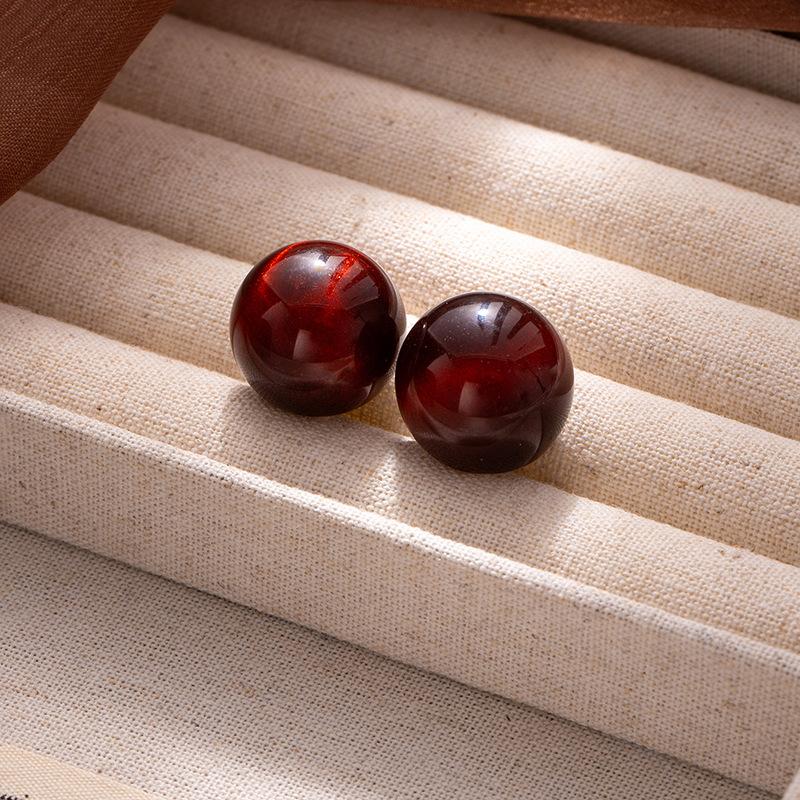 Retro Hong Kong Style Smudged Cat'S Eye Round Ball Stud Earrings Female Maillard Style High-End Earrings Fashion Design Temperament Earrings