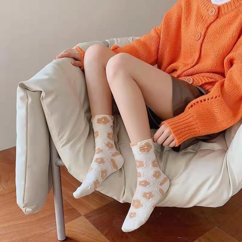 5 Pairs of Exquisite Retro Forest Style Embossed Flower Women's Mid Tube Socks With Personalized College Style Casual Socks