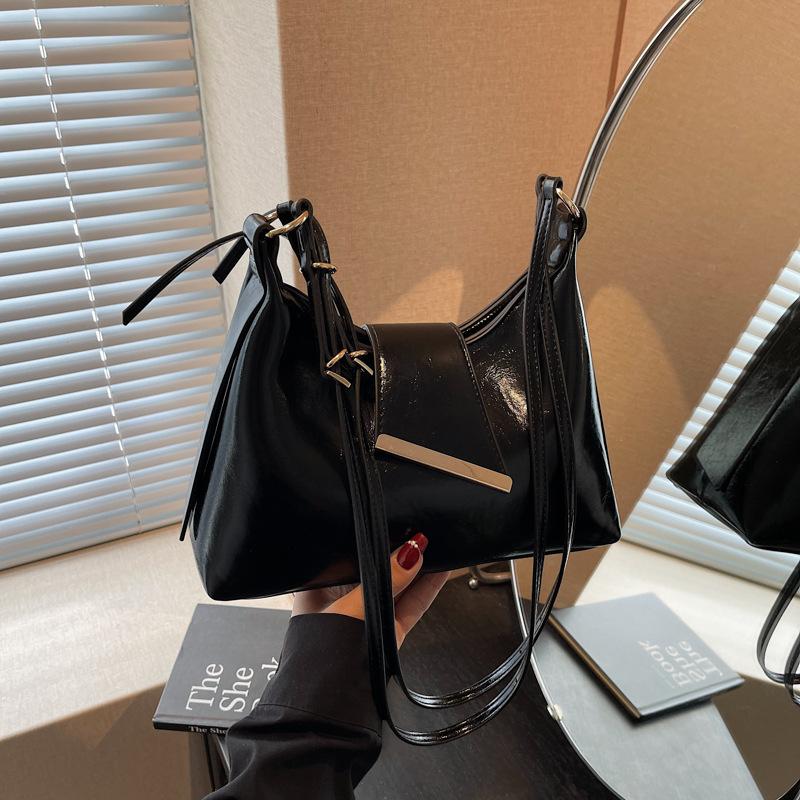 Simple and versatile bag women's large capacity 2025 new summer casual shoulder messenger bag dumpling bag