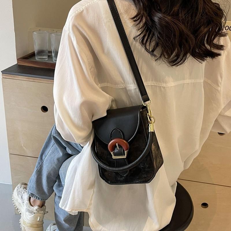 2024 New Fashion Horse Buckle Handbag Women's Shoulder Bag Urban Simple Style