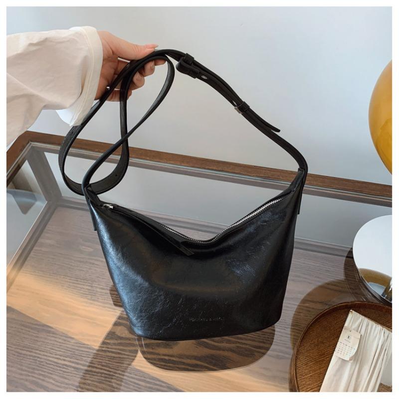 

Niche lazy wind oil wax soft leather commuter women s bag casual large capacity dumpling bag fashionable solid color shoulder bag чорний