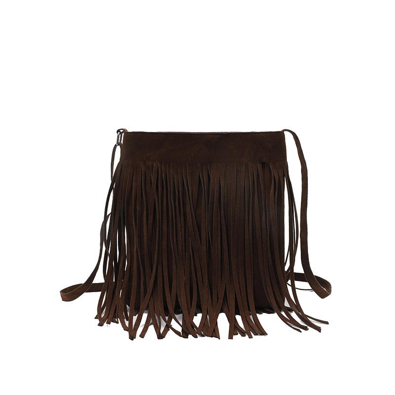 

Autumn and winter retro fashion bag women s 2025 new Korean version fringed messenger bag high-end niche simple shoulder bag темно-коричневого