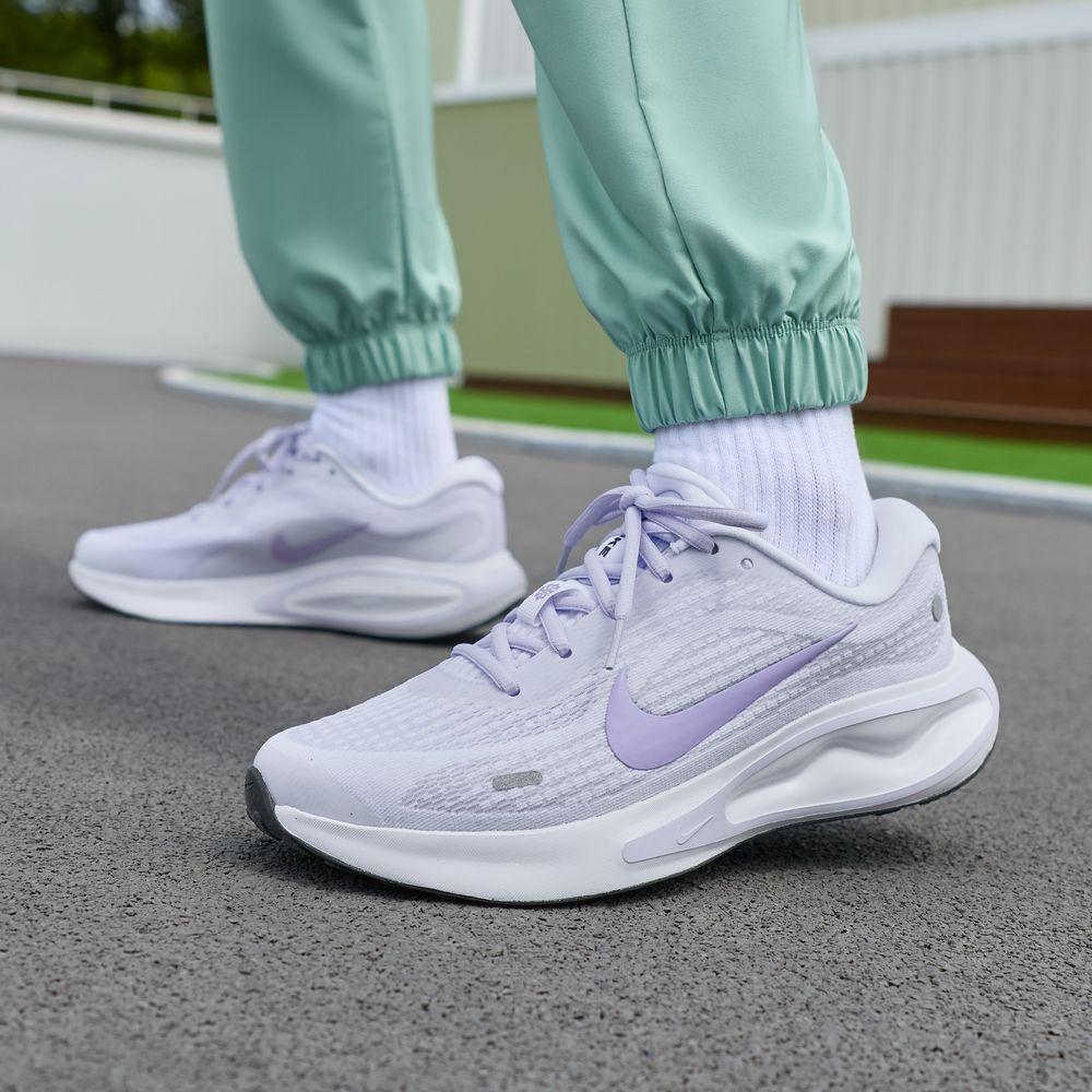 Nike Journey Run White Amethyst Tint Black Hydrangeas (Women s) 38.5