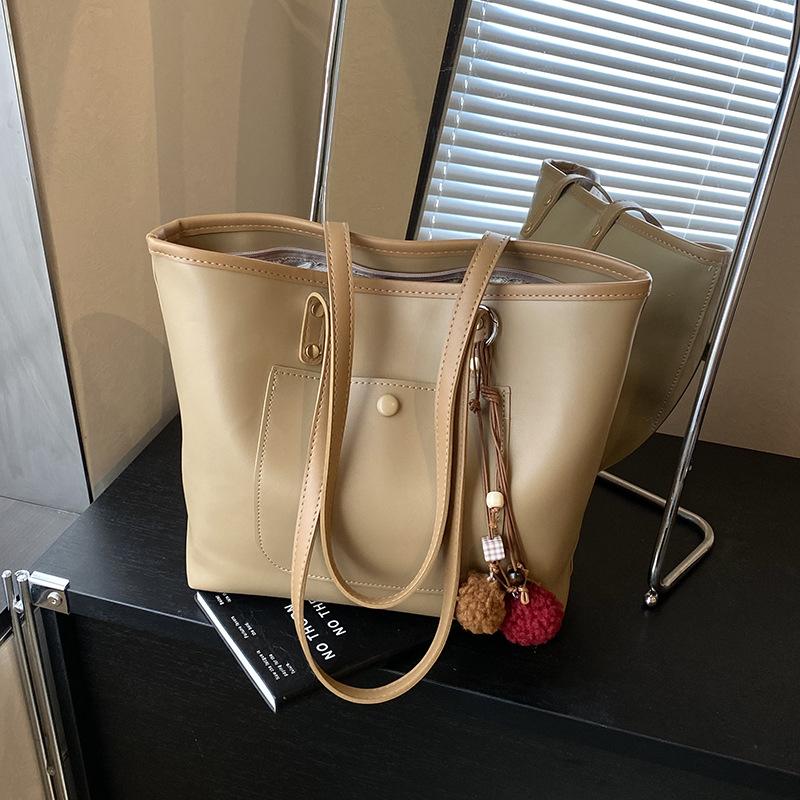 Large-capacity retro bag women's autumn and winter versatile 2025 new simple shoulder bag popular commuter tote bag this year