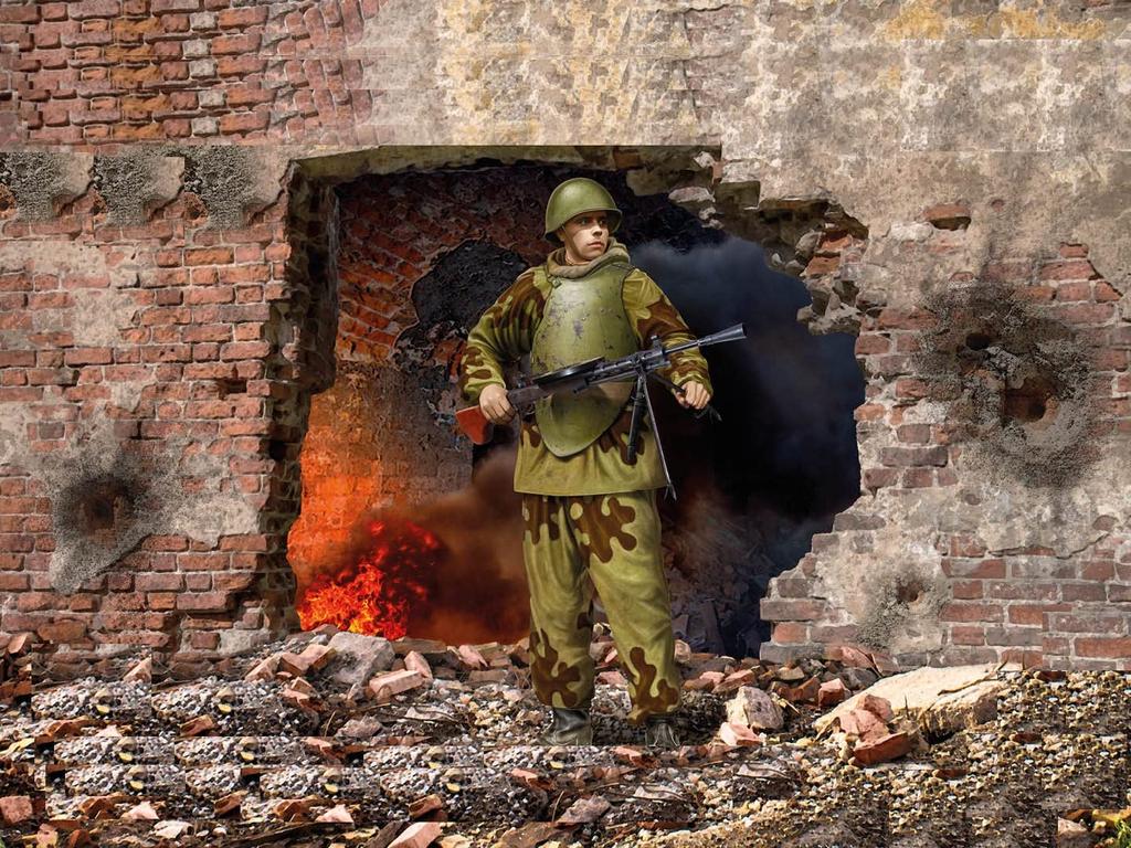 ICM WWII Soviet Army Assault Engineer Plastic Model 16013 1/16