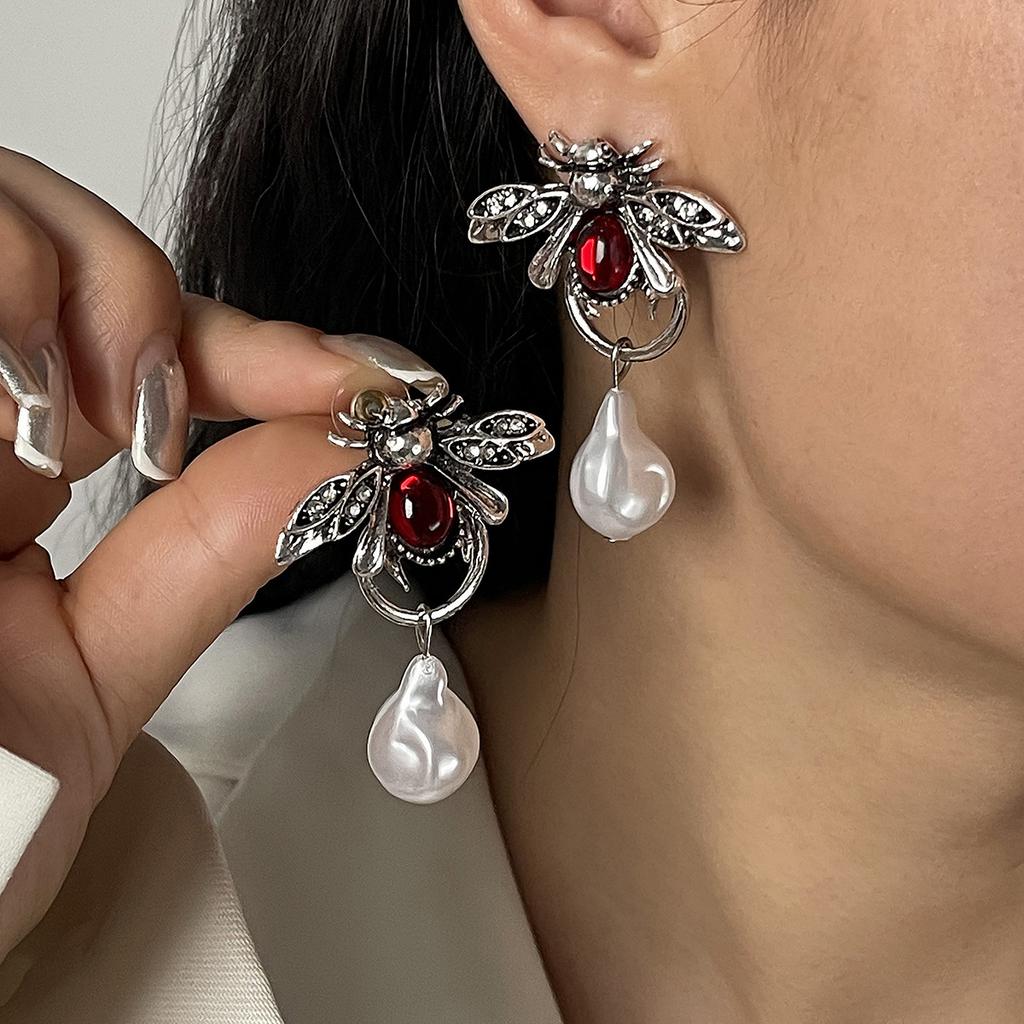 Vintage Personality Metal Insect Water Drop Imitation Pearl Animal Earrings for Women Exquisite High Class Zircon Holiday Gifts