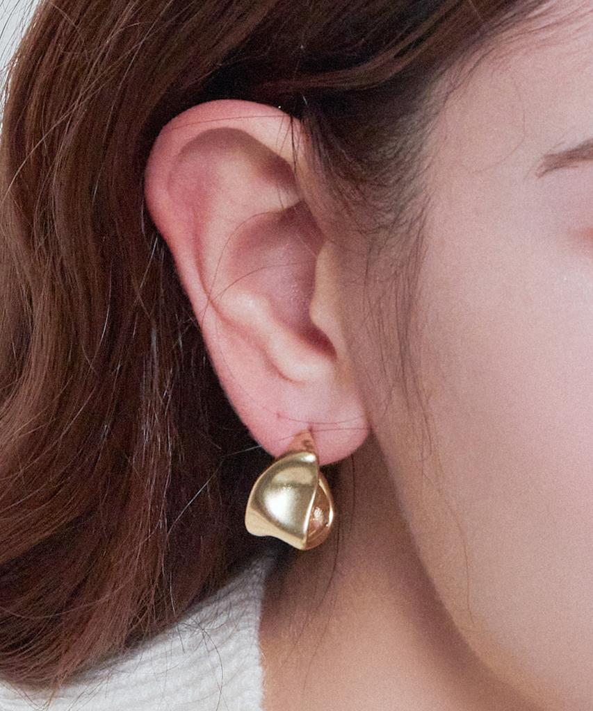 Charmy Bold Curve Earrings (Gold)